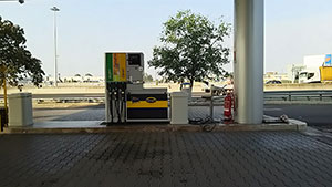 イタリアのサービスエリアガソリンスタンドに駐車